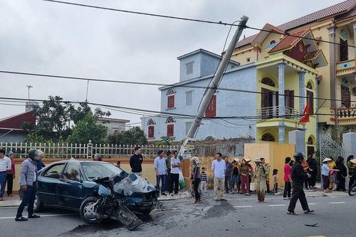 Xe ô tô biển xanh gây tai nạn đâm đổ cột điện