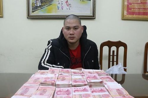 Bắt giữ 5 đối tượng vận chuyển trái phép tiền tệ qua biên giới