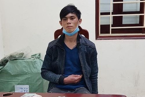Tấn công nhân viên cửa hàng xăng dầu, cướp tài sản rồi bỏ trốn