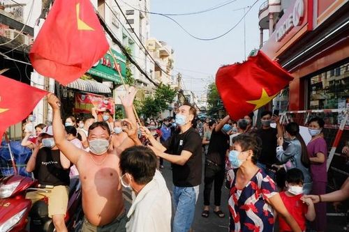 Người dân hẻm 245 Nguyễn Cư Trinh, Quận 1 vui mừng vì được gỡ bỏ lệnh phong tỏa