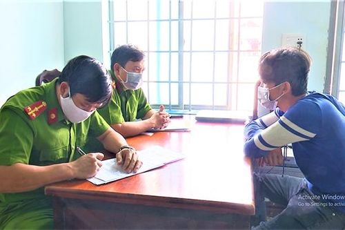 Phạt hành chính 2 thanh niên vi phạm quy định phòng chống dịch Covid-19