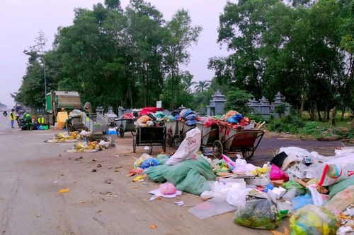 Rác thải sau Tết ngập tràn nhiều tuyến đường ở Nghệ An