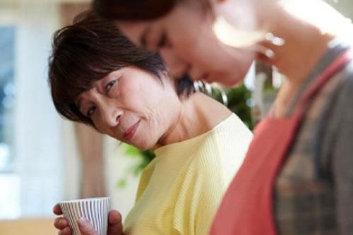 Vừa thấy cháu dâu, cô bác đã kháo nhau 'nay có người rửa bát rồi', nhưng ngay sau đó phải im tịt vì lời đáp của mẹ chồng