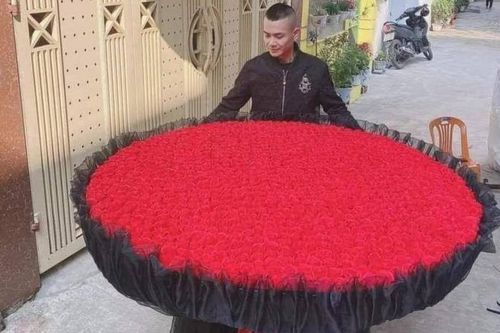 Ôm 999 đóa hồng đi tỏ tình ngay mùng 3 tết, chàng thanh niên Nghệ An 'gây bão' mạng xã hội