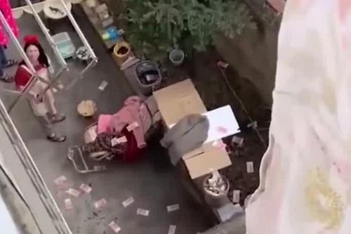 Phơi chăn bông, người vợ phát hiện 'quỹ đen' của chồng, cơn mưa tiền bay lả tả
