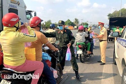 CSGT phát nước, khăn lạnh và khẩu trang miễn phí cho người đi đường