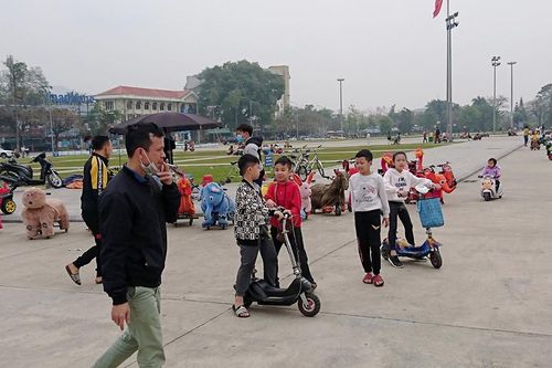 Nhiều người dân chủ quan không đeo khẩu trang phòng dịch trong dịp Tết