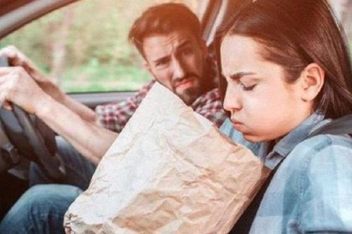 Bí quyết khử sạch mùi nôn trớ và xú uế trên xe ô tô