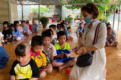 Thăm, lì-xì đầu xuân cho trẻ em mồ côi
