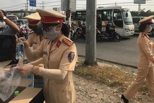 CSGT Công an tỉnh Đồng Nai tặng nước, khẩu trang và khăn lạnh trên quốc lộ