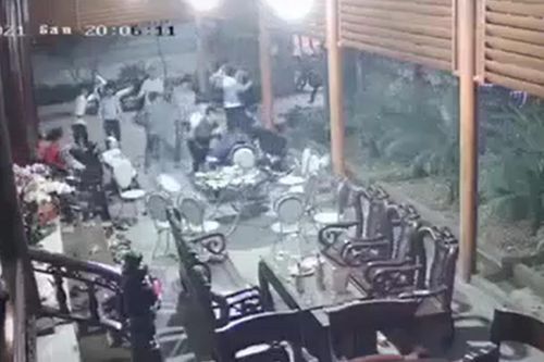 Gần 20 thanh niên vác dao lao vào nhà dân, chém 2 người bị thương