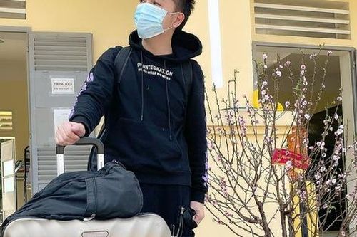 Ca sĩ Minh Vương M4U trở về nhà đón Tết muộn sau 3 lần âm tính