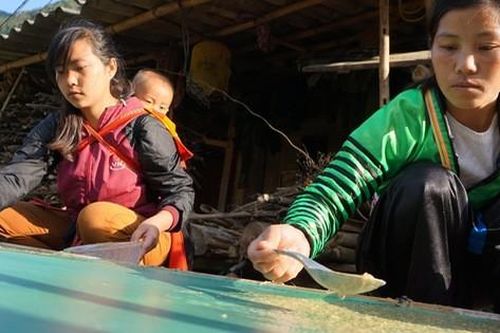 Tục làm giấy bản đón năm mới của người Mông