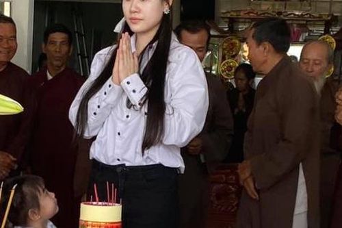 Vợ 2 Vân Quang Long tổ chức lễ cúng 49 ngày cho chồng