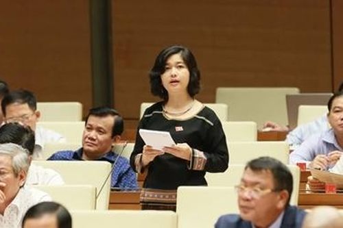Nữ đại biểu Quốc hội trong bộ sắc phục màu xanh mạ