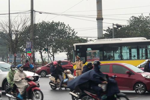 Đội mưa trong giá rét, CSGT phân luồng chống ùn tắc tại cửa ngõ phía Nam Thủ đô, đón người dân về sau Tết