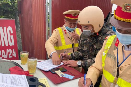 Xử lý nghiêm lái xe vi phạm nồng độ cồn ở khu vực gần sân bay Nội Bài