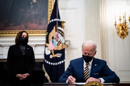 Ông Biden ký sắc lệnh với tốc độ 'chóng mặt', nhưng thế vẫn chưa đủ