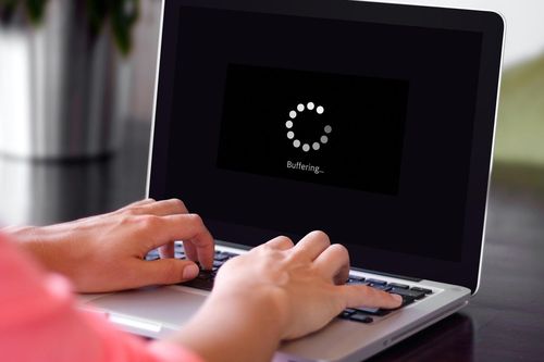 Chi 10.000 USD mua quảng cáo trên báo để than phiền Internet chậm