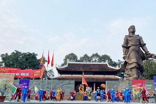 Thường trực Thành ủy Hà Nội dâng hương tưởng nhớ Hoàng đế Quang Trung - Nguyễn Huệ