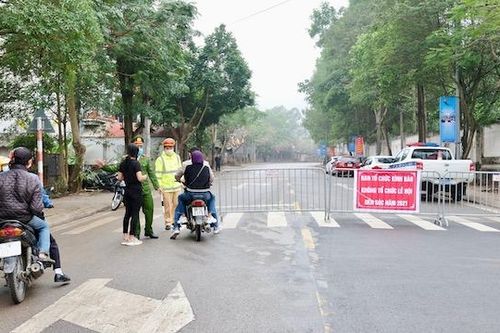 Hà Nội: Đền Sóc đóng cửa, tiểu thương ngậm ngùi thu dọn hàng hóa rời khu di tích