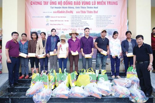 Nghĩa đồng bào trong lũ dữ