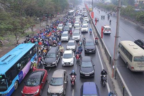 Nhiều tuyến đường cửa ngõ Thủ đô ùn tắc do người dân đổ về sau kỳ nghỉ Tết