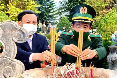 Dâng hương tưởng niệm và trồng cây tại Đài tưởng niệm Liệt sĩ Pò Hèn