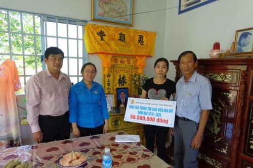 Chung tay tương trợ nhà giáo