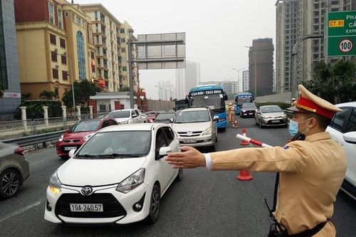 Phân luồng, giải quyết ùn tắc từ cửa ngõ Thủ đô đón người dân trở lại sau Tết