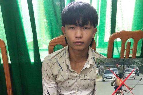 Nam thanh niên chạy xe máy bằng chân, cầm hung khí gây náo loạn trên đường