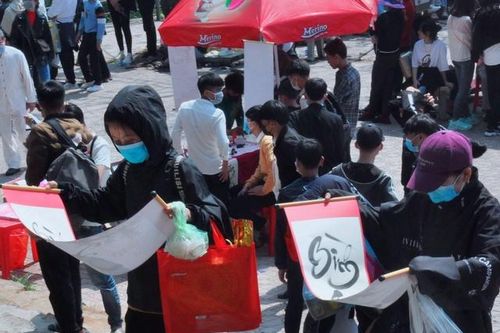 Du khách đeo khẩu trang kín mít đi lễ chùa Hương Tích