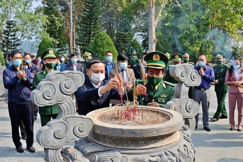 Dâng hương tưởng niệm các Anh hùng, liệt sĩ Pò Hèn