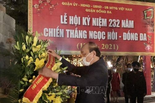 Thủ tướng dâng hương tưởng nhớ Hoàng đế Quang Trung - Nguyễn Huệ