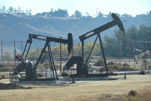 Giá xăng dầu hôm nay 16/2: Đứng ở mức trên 60 USD/thùng