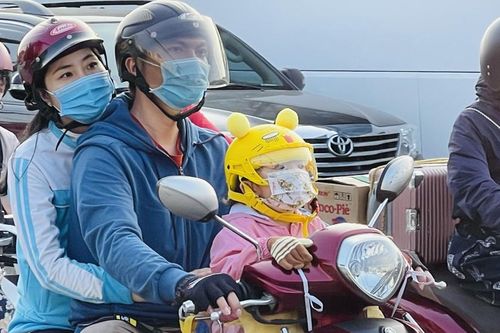 Xe cộ ùn ùn quay lại TPHCM sau kì nghỉ Tết