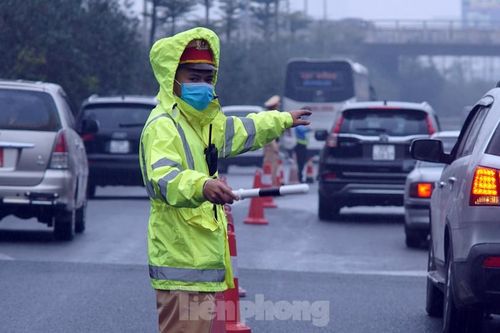 CSGT xếp thành 'dải phân cách di động' phân luồng giao thông trên cao tốc