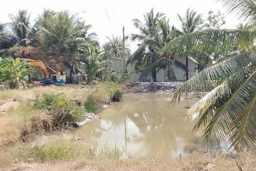 Xúc đất làm vuông tôm, bất ngờ 1 quả bom phát nổ