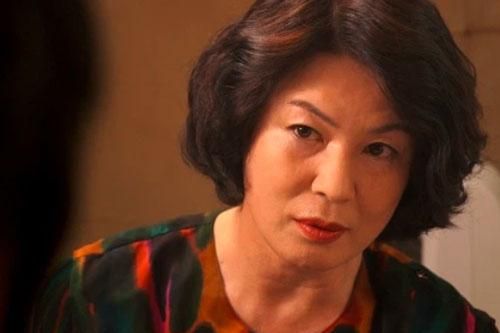 Dắt xe ra đến cổng vẫn bị mẹ chồng nói ''năm nay cố cháu đích tôn đấy'', lời đáp của nàng dâu khiến bà xấu hổ