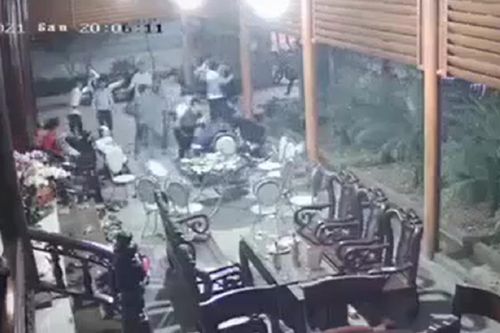 Đang chúc Tết, người đàn ông bị nhóm côn đồ khoảng 20 người cầm dao xông vào chém loạn xạ