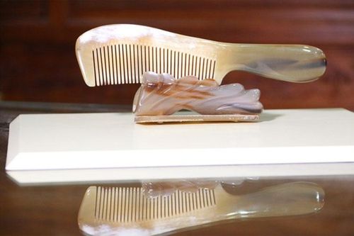 Ký ức về những chiếc lược sừng