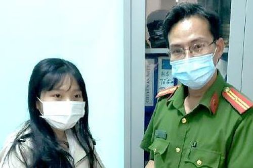 Cụ bà nhặt được ví do nữ sinh rơi khi đi sắm Tết, nhờ công an trả lại