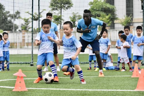 Chàng 'Tây ba lô' vỡ mộng V-League tìm đường sống trên sân bóng phủi