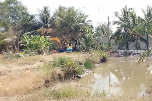 Xúc đất làm vuông tôm ngày mùng 5 Tết, một quả bom phát nổ