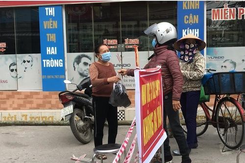 Người dân tâm dịch COVID-19 ở Chí Linh được phát thẻ ra vào chợ luân phiên