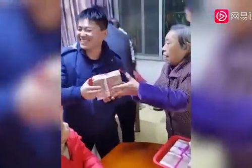 Cụ bà chuẩn bị cọc tiền gần 3 tỷ đồng mừng tuổi con cháu