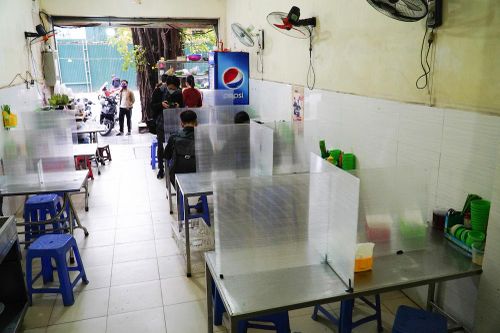 Hàng ăn phục vụ trong nhà được mở cửa nhưng phải bảo đảm an toàn phòng dịch