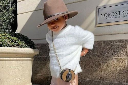 Con gái Khlóe Kardashian đeo túi Louis Vuitton 2.210 USD