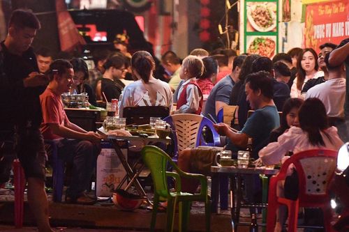 Quán nhậu ở TP.HCM đông đúc, bất chấp lệnh dừng hoạt động