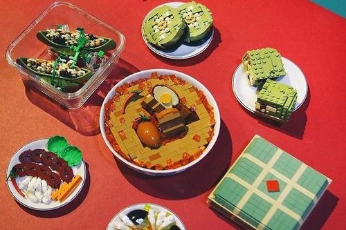 Mâm cỗ Tết với thịt kho, canh khổ qua bằng Lego của anh chàng ở TP.HCM